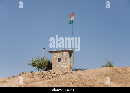 Ein Militärposten der kurdischen Armee oder Peshmerga Kräfte thront auf einem Hügel in der Provinz Ninive, Irakisch-Kurdistan. Stockfoto