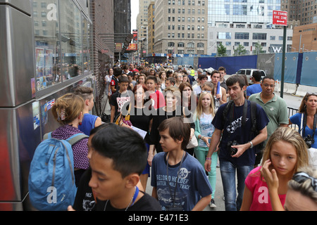 New York, Vereinigte Staaten, Menschen in Albany Street Stockfoto