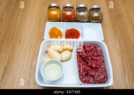 Zutaten von Aloo Keema indische Küche Stockfoto