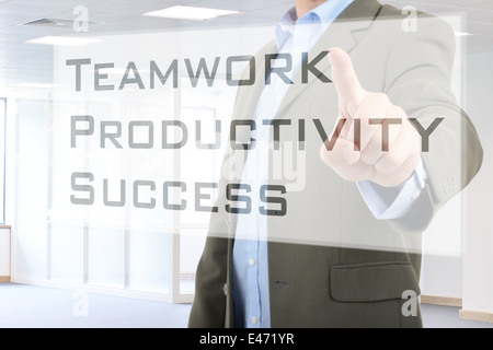 Teamarbeit-Taste auf dem virtuellen Bildschirm Geschäftsmann Stockfoto