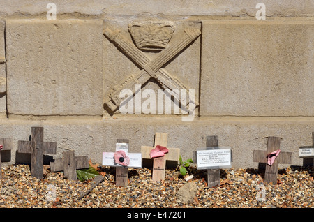 London, England, Vereinigtes Königreich. Memorial Kreuze und Mohn an der Basis des Royal Naval Division Memorial, Horse Guards Parade Stockfoto