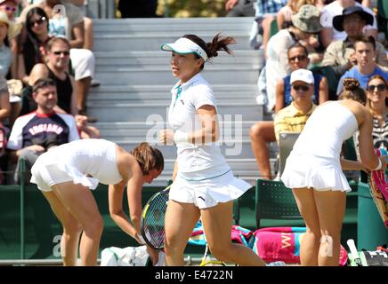 London, London, UK. 1. Juli 2014. Zheng Jie aus China läuft während der Frauen Doppel-Halbfinale gegen Sara Errani und Roberta Vinci Italiens bei der 2014 Wimbledon Championships in Wimbledon, Südwesten von London, 1. Juli 2014. © Meng Yongmin/Xinhua/Alamy Live-Nachrichten Stockfoto