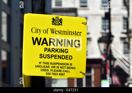 London, England, Vereinigtes Königreich. Warnschild - Parkplatz ausgesetzt. Temporäre Änderung zu üblichen Einstellbedingungen Stockfoto