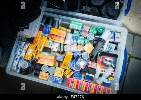 Ein Kasten von alten Retro-veraltet 35mm und 120 schwarz-weiß-format und Farbe negative und Diafilm für den Verkauf auf einen Stand auf der wöchentlichen Machynlleth Markt Mitte Wales UK Stockfoto