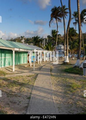 St. Lucia: Eine Reihe von Hopfen, geschlossen für den Ausritt säumen den Weg vom Steg zum Restaurant am Nordufer von Marigot Bay. Stockfoto