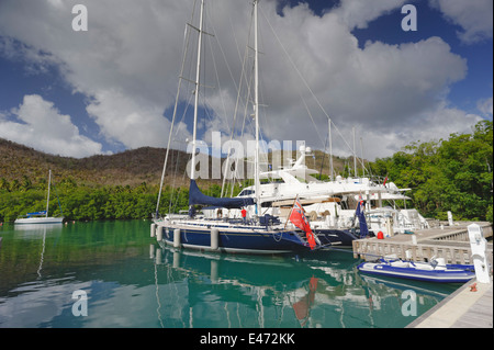 Anmutige Segelyachten ankern neben Luxus-Motoryacht in Marigot Bay Marine, St Lucia Stockfoto