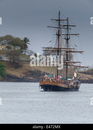 2010: das berühmte St. Lucia Piratenschiff "Einhorn" Castries unter Motor verlassen. Das Schiff sank im Mai 2014 aus St. Vincent Stockfoto