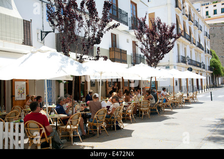 Cafe "Croissant Show" am Placa De La Constitucio in der Altstadt von Ibiza - Ibiza, Spanien Stockfoto