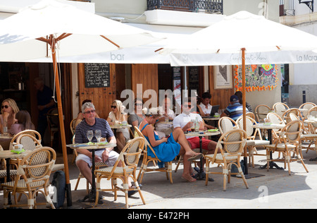 Cafe "Croissant Show" am Placa De La Constitucio in der Altstadt von Ibiza - Ibiza, Spanien Stockfoto