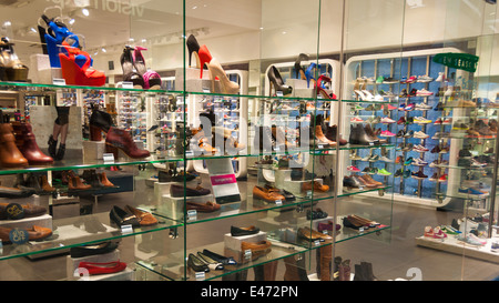 Anzeige der Schuhe in einem Schaufenster Stockfoto