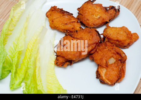 Pakora auf weißen Teller hautnah Stockfoto