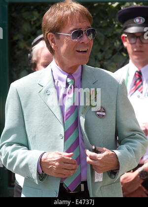 Wimbledon, London, UK. 4. Juli 2014. Sir Cliff Richard kommt für Männer Halbfinale Finaltag in der All England Lawn Tennis Club Credit: Amer Ghazzal/Alamy Live-Nachrichten Stockfoto