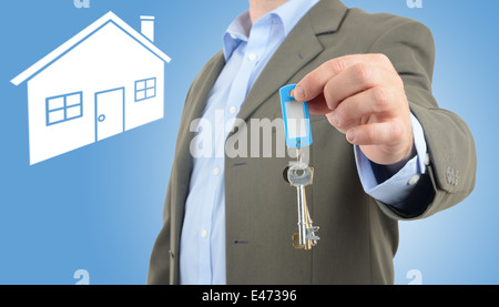 Mann im Anzug mit Schlüssel Stockfoto