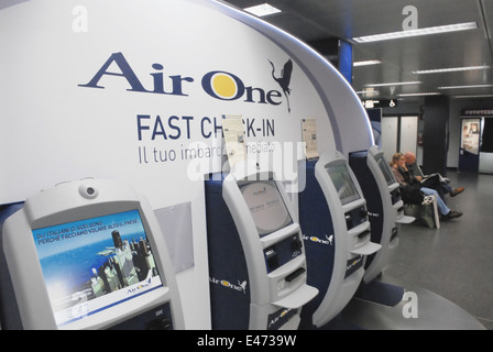 Flughafen von Milano Linate (Italien), automatischen Check-in von AirOne Unternehmen Stockfoto