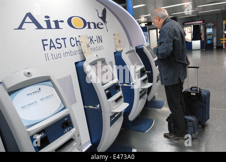 Flughafen von Milano Linate (Italien), automatischen Check-in von AirOne Unternehmen Stockfoto