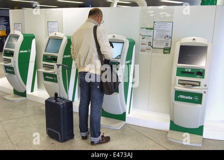 Flughafen von Milano Linate (Italien), automatischen Check-in der Alitalia-Unternehmen Stockfoto