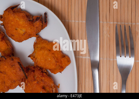 Köstliche Munde Pakora (Zwiebel Bhaji) Nahaufnahme Stockfoto