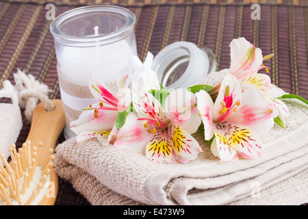 Spa-Ambiente mit Alstroemeria Blumen Stockfoto