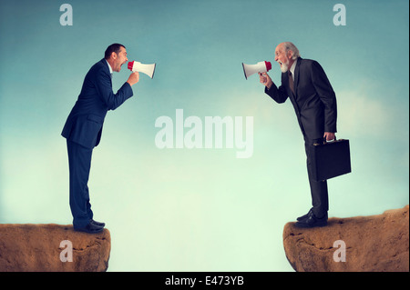 Business Konzept Kommunikation Geschäftsleute schreien durch Megaphone Konflikt Geschäftskonzept Stockfoto