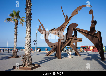 Athletische Metallskulptur von Alfredo Lanz, Hommage an schwimmen an Barceloneta Promenade in Barcelona, Katalonien, Spanien. Stockfoto