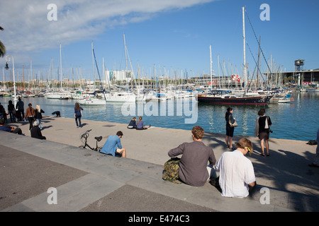 Die Promenade entlang Marina Port Vell in Barcelona, Katalonien, Spanien. Stockfoto