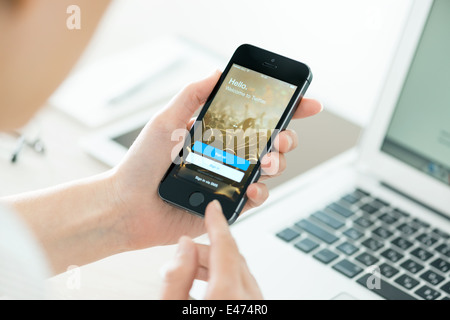 Person, die eine brandneue Apple iPhone 5 s mit Twitter-app-Login-Seite auf dem Bildschirm Stockfoto