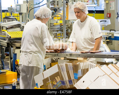 Produktionslinie für die amerikanischen Mischkonzerns Mondelez International ist in Opava, Tschechien, 7. Juli 2014 gesehen. Bau einer neuen Fabrik für Kekse American Food Company begann Mondelez International durch 7. Juli 2014 in Opava-Vavrovice, den Grundstein legen. (CTK Foto/Petr Sznapka) Stockfoto