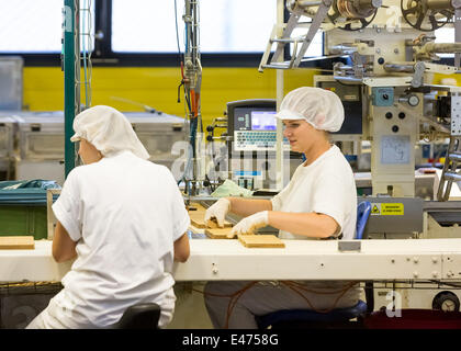 Produktionslinie für die amerikanischen Mischkonzerns Mondelez International ist in Opava, Tschechien, 7. Juli 2014 gesehen. Bau einer neuen Fabrik für Kekse American Food Company begann Mondelez International durch 7. Juli 2014 in Opava-Vavrovice, den Grundstein legen. (CTK Foto/Petr Sznapka) Stockfoto