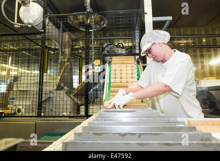 Produktionslinie für die amerikanischen Mischkonzerns Mondelez International ist in Opava, Tschechien, 7. Juli 2014 gesehen. Bau einer neuen Fabrik für Kekse American Food Company begann Mondelez International durch 7. Juli 2014 in Opava-Vavrovice, den Grundstein legen. (CTK Foto/Petr Sznapka) Stockfoto