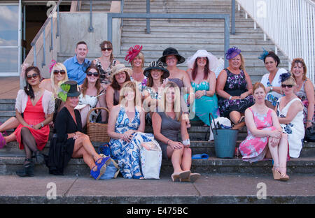 Sandown Park, Esher, Surrey UK. 4. Juli 2014. Ladies' Day Fashion trifft Pferderennen mit sechs Rennen und ein Preisgeld für den Sieger am besten gekleideten Mode. Bildnachweis: Malcolm Park Leitartikel/Alamy Live-Nachrichten. Stockfoto