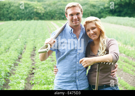 Paar im Bereich am Bio-Bauernhof Stockfoto