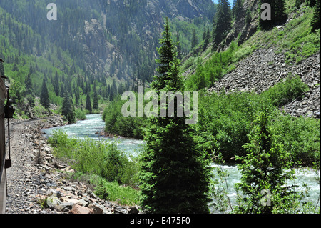 Der Durango und Silverton Eisenbahnstrecke durch den San Juan Mountains. Stockfoto