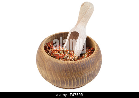 Teil der getrockneten Tomaten mit Knoblauch und Basilikum würzen in Holzschale isoliert auf weißem Hintergrund mit Beschneidungspfad Stockfoto