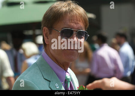 Wimbledon London, UK. 4. Juli 2014. Sir Cliff Richard kommt für Männer Halbfinale Finaltag in der All England Lawn Tennis Club Credit: Amer Ghazzal/Alamy Live-Nachrichten Stockfoto