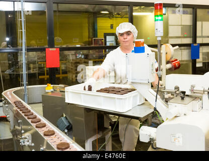 Produktionslinie für die amerikanischen Mischkonzerns Mondelez International ist in Opava, Tschechien, 7. Juli 2014 gesehen. Bau einer neuen Fabrik für Kekse American Food Company begann Mondelez International durch 7. Juli 2014 in Opava-Vavrovice, den Grundstein legen. (CTK Foto/Petr Sznapka) Stockfoto