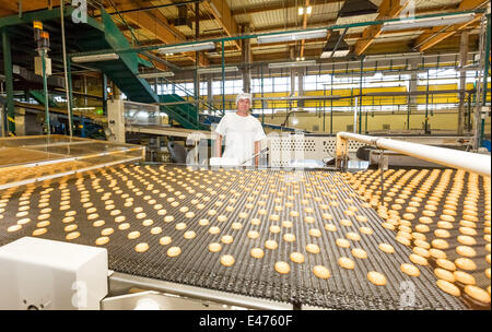 Produktionslinie für die amerikanischen Mischkonzerns Mondelez International ist in Opava, Tschechien, 7. Juli 2014 gesehen. Bau einer neuen Fabrik für Kekse American Food Company begann Mondelez International durch 7. Juli 2014 in Opava-Vavrovice, den Grundstein legen. (CTK Foto/Petr Sznapka) Stockfoto