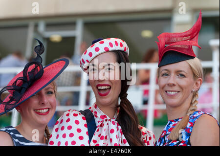 Sandown Park, Esher, Surrey UK. 4. Juli 2014. Ladies' Day Fashion trifft Pferderennen mit sechs Rennen und ein Preisgeld für den Sieger am besten gekleideten Mode. Bildnachweis: Malcolm Park Leitartikel/Alamy Live-Nachrichten. Stockfoto