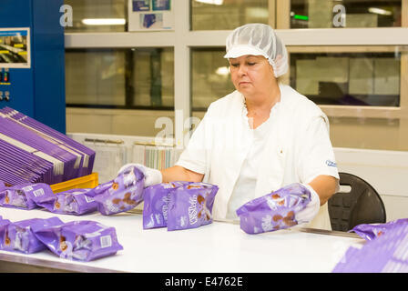 Produktionslinie für die amerikanischen Mischkonzerns Mondelez International ist in Opava, Tschechien, 7. Juli 2014 gesehen. Bau einer neuen Fabrik für Kekse American Food Company begann Mondelez International durch 7. Juli 2014 in Opava-Vavrovice, den Grundstein legen. (CTK Foto/Petr Sznapka) Stockfoto