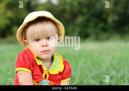 Mädchen Kind 2 Jahre Blonde klein ein Park Gärten Natur Sommer Tag elegantes Kleid Panamahut Rasen Kindheit open air wenig happ Stockfoto