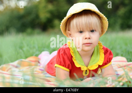Mädchen Kind 2 Jahre Blonde klein ein Park Gärten Natur Sommer Tag elegantes Kleid Panamahut Rasen Kindheit open air wenig happ Stockfoto