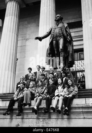 Schülerinnen und Schüler an George Washington-Statue und Federal Hall Wall street Manhattan New York City NY USA Stockfoto