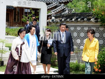 Seoul, Südkorea. 4. Juli 2014. Chinesischen Staatspräsidenten Xi Jinping (2. R) trifft sich mit der südkoreanischen Präsidenten Park Geun-Hye (1. R) in Seoul, die Hauptstadt von Südkorea, 4. Juli 2014. © Rao Aimin/Xinhua/Alamy Live-Nachrichten Stockfoto