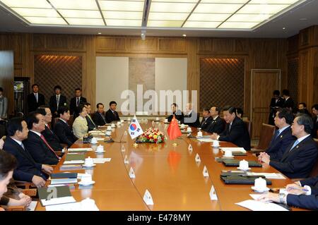 Seoul, Südkorea. 4. Juli 2014. Chinesischen Staatspräsidenten Xi Jinping (3. R) trifft sich mit südkoreanischen nationalen Versammlung Lautsprecher Chung Ui-Hwa (3. L) in Seoul, die Hauptstadt von Südkorea, 4. Juli 2014. © Rao Aimin/Xinhua/Alamy Live-Nachrichten Stockfoto