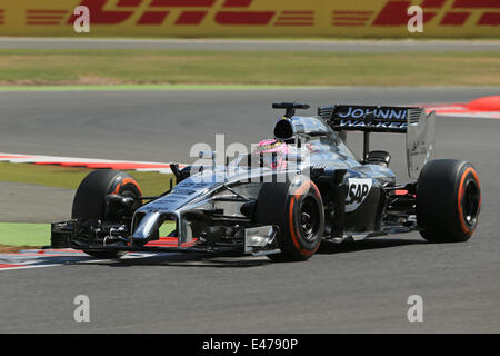 Silverstone Circuit, Northants, Großbritannien. 4. Juli 2014. FIA Formel 1 World Championship 2014, Grand Prix von Großbritannien, Jenson Button fährt seinen McLaren-Mercedes MP4/29 während des Tragens rosa Helm in Erinnerung an seinen Vater Credit: Action Plus Sport/Alamy Live News Stockfoto