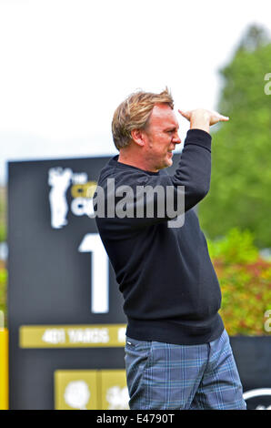 Celtic Manor, Großbritannien. Juli 2014. Üben Sie für Prominente beim Celebrity Cup, Celtic Manor, auf dem 1. Tee.TV Celebrity Philip Glenister schaut, um zu sehen, wo sein Ball nach dem Abschlag auf dem 1. Ging. Bild: Robert Timoney/Alamy/Stock/Feed/Image Stockfoto