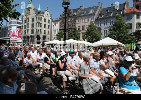 Kopenhagen, Dänemark. 4. Juli 2014. Publikum genießen Sie die Leistung von einer Band während der 36. Copenhagen Jazz Festival in Kopenhagen, Dänemark, am 4. Juli 2014 gegeben. 36. Copenhagen Jazz Festival startete hier Freitag. Jazz-Bands und Sänger auf der ganzen Welt werden während der 10-tägigen musikalische Veranstaltung, einer der größten Jazz-Events der Welt mehr als 1.200 Konzerte an verschiedenen Orten in Kopenhagen mitbringen. © Wu Bo/Xinhua/Alamy Live-Nachrichten Stockfoto