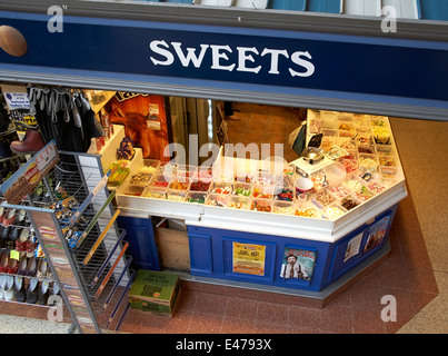 Süßigkeiten-Stall im Cathedral Quarter Markt Hall Derby England UK Stockfoto