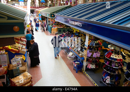 Menschen beim Einkaufen in der Kathedrale Quartal Markt Hall Derby England UK Stockfoto