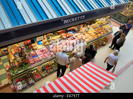 Menschen beim Einkaufen in der Kathedrale Quartal Markt Hall Derby England UK Stockfoto