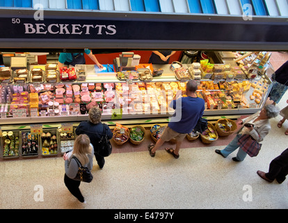 Menschen beim Einkaufen in der Kathedrale Quartal Markt Hall Derby England UK Stockfoto